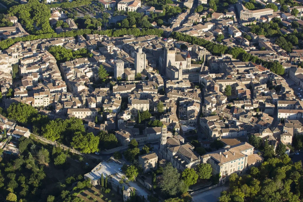 Vue aérienne du centre ville d'Uzès