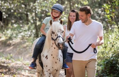 En famille : en selle pour une balade à cheval