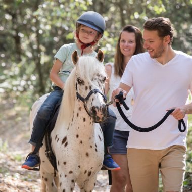 En famille : en selle pour une balade à cheval