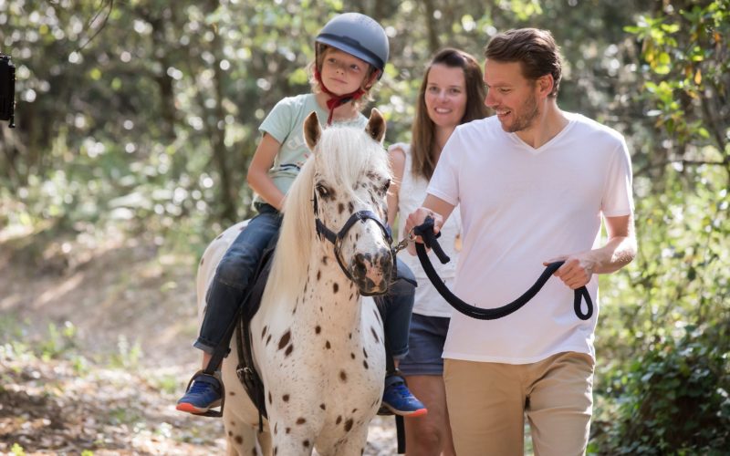 En famille : en selle pour une balade à cheval